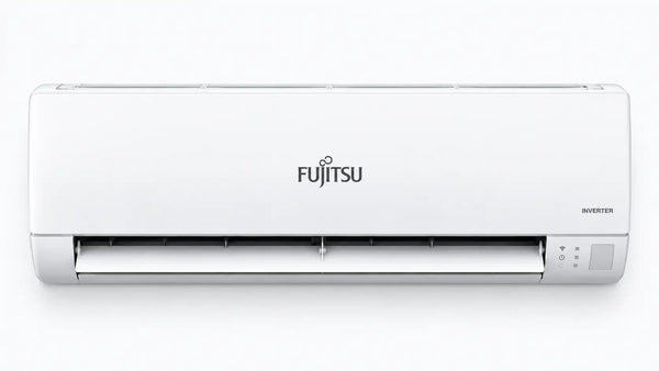 Bijeli Fujitsu inverter klima uređaj s elegantnim, minimalističkim dizajnom i upravljačkom pločom s desne strane.