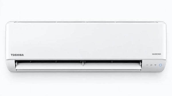 Bijeli Toshiba inverter klima uređaj s elegantnim minimalističkim dizajnom i upravljačkom pločom s desne strane.
