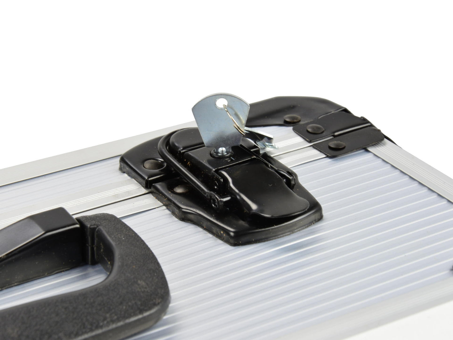 Kofer sa alatom od 187 dijelova